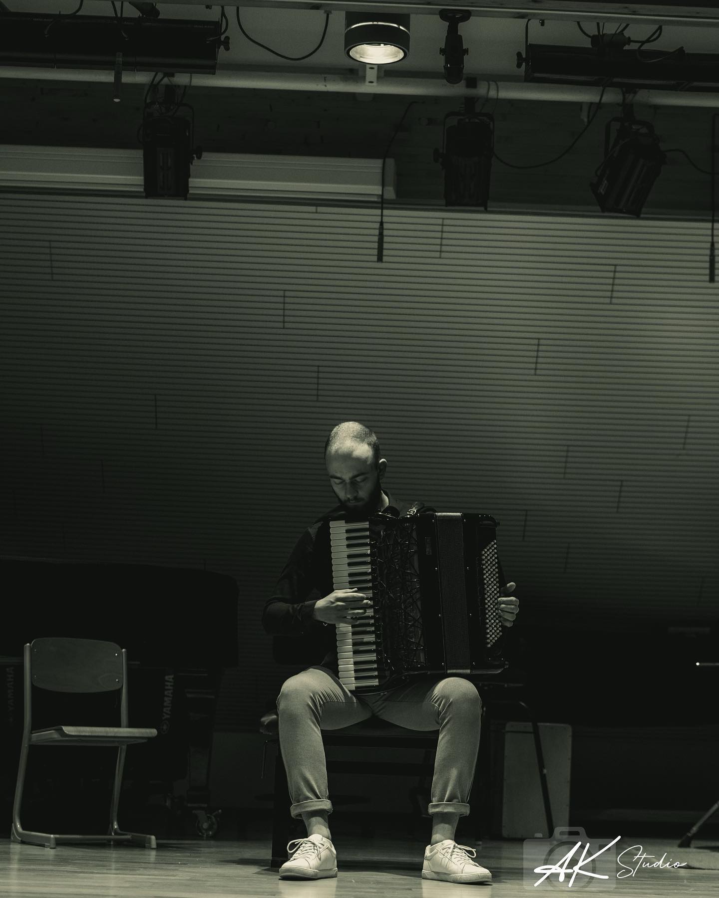 Sajdin Horozović spielt Akkordeon auf einer Bühne, atmosphärisches Schwarz-Weiß-Foto